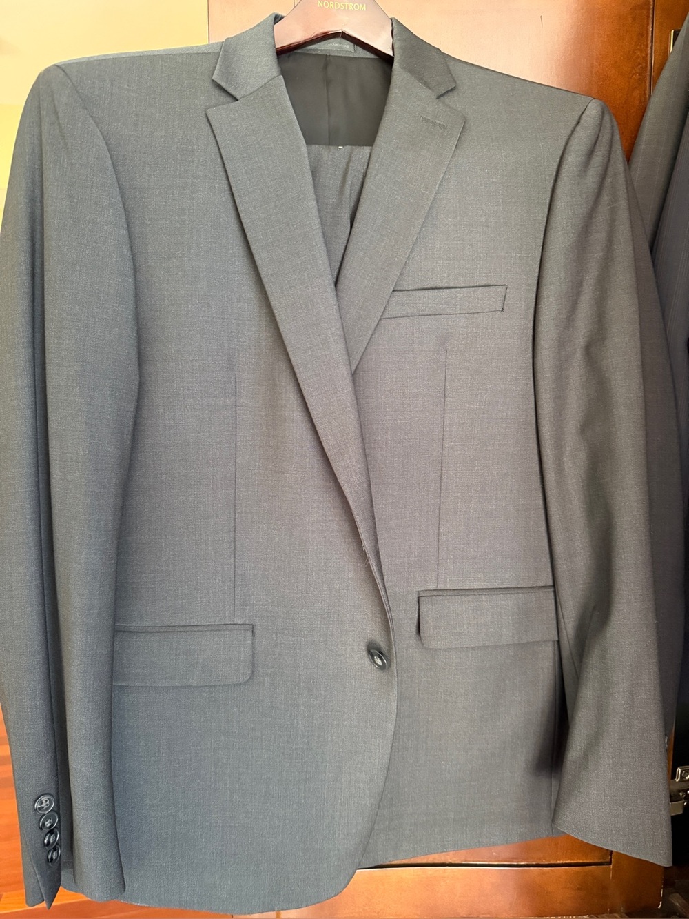 Calvin Klein Men's Charcoal Gray 2 piece Suit! - Picture 3 of 14